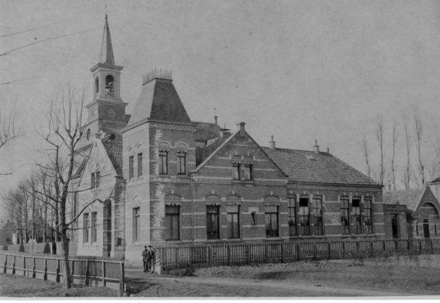 foto van oude school/gemeentehuis